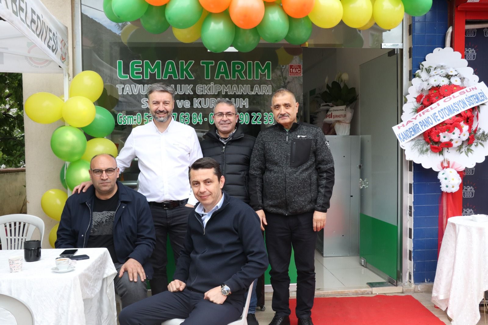 Lemak Tarım ekibi mağaza önünde